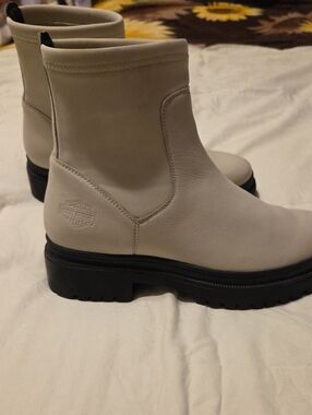 Harley-Davidson Womens Cream Chelsea Ankle Boots w/Black Lug Sole - Original Box